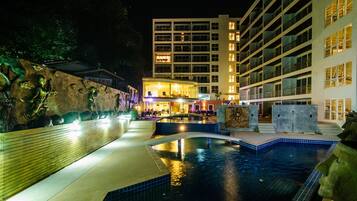 2 kolam renang outdoor, dengan kursi berjemur