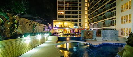 2 Außenpools, geöffnet von 06:00 Uhr bis 21:00 Uhr, Liegestühle