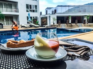 Se sirven desayunos, almuerzos y cenas; cocina tailandesa