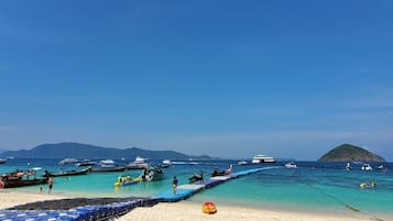 Pantai di sekitar dan pasir putih