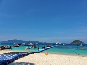 Una playa cerca, arena blanca