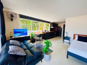 Deluxe Studio | In-room safe, individually decorated, individually furnished, desk