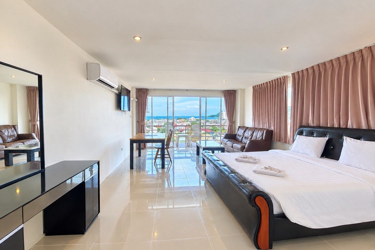 Habitación familiar, 2 habitaciones, cocina, vistas al mar | Caja fuerte, escritorio, espacio para trabajar con un portátil