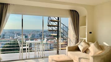 Honeymoon Suite with Seaview + Sunset Dinner Cruise to Phromthep Cape with Private Cruise | 1 habitación y caja de seguridad en la habitación