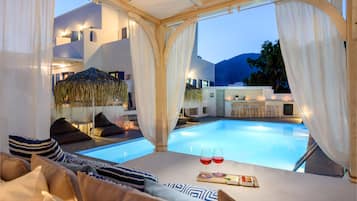 Outdoor pool, pool umbrellas, sun loungers