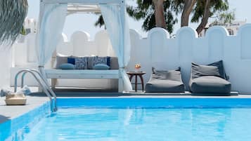 Utomhuspool, parasoller och solstolar