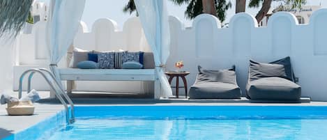 Piscine extérieure, parasols de plage, chaises longues