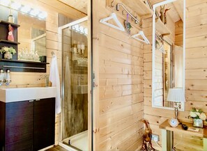 Luksushuoneisto, kylpyhuone makuuhuoneen yhteydessä, näköala puutarhaan | Kylpyhuone