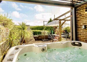 Luxury Apartment, Ensuite, Garden View | Outdoor spa tub