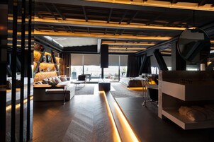 Una sala de estar moderna con un sofá, una mesa de centro y una litera.