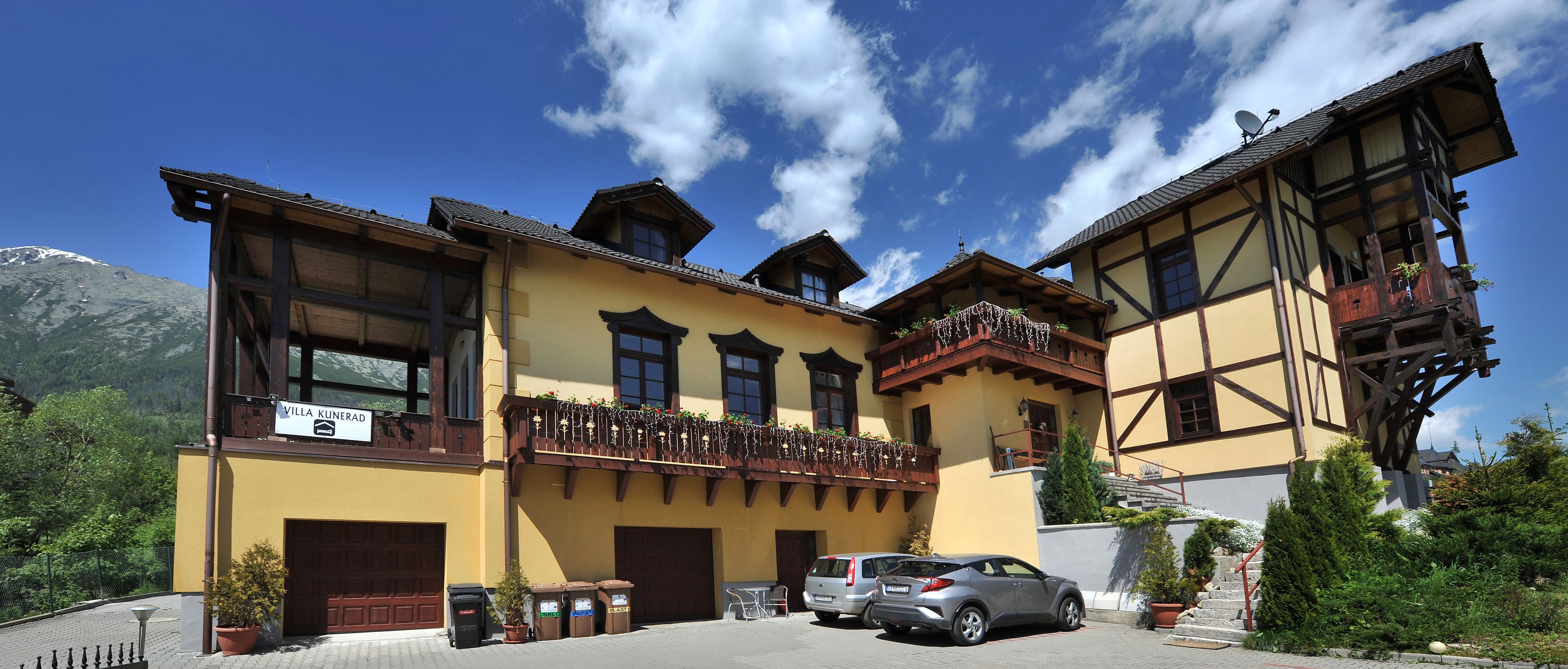 Un edificio de estilo chalete tradicional con un letrero que dice "Villa Kunerad".