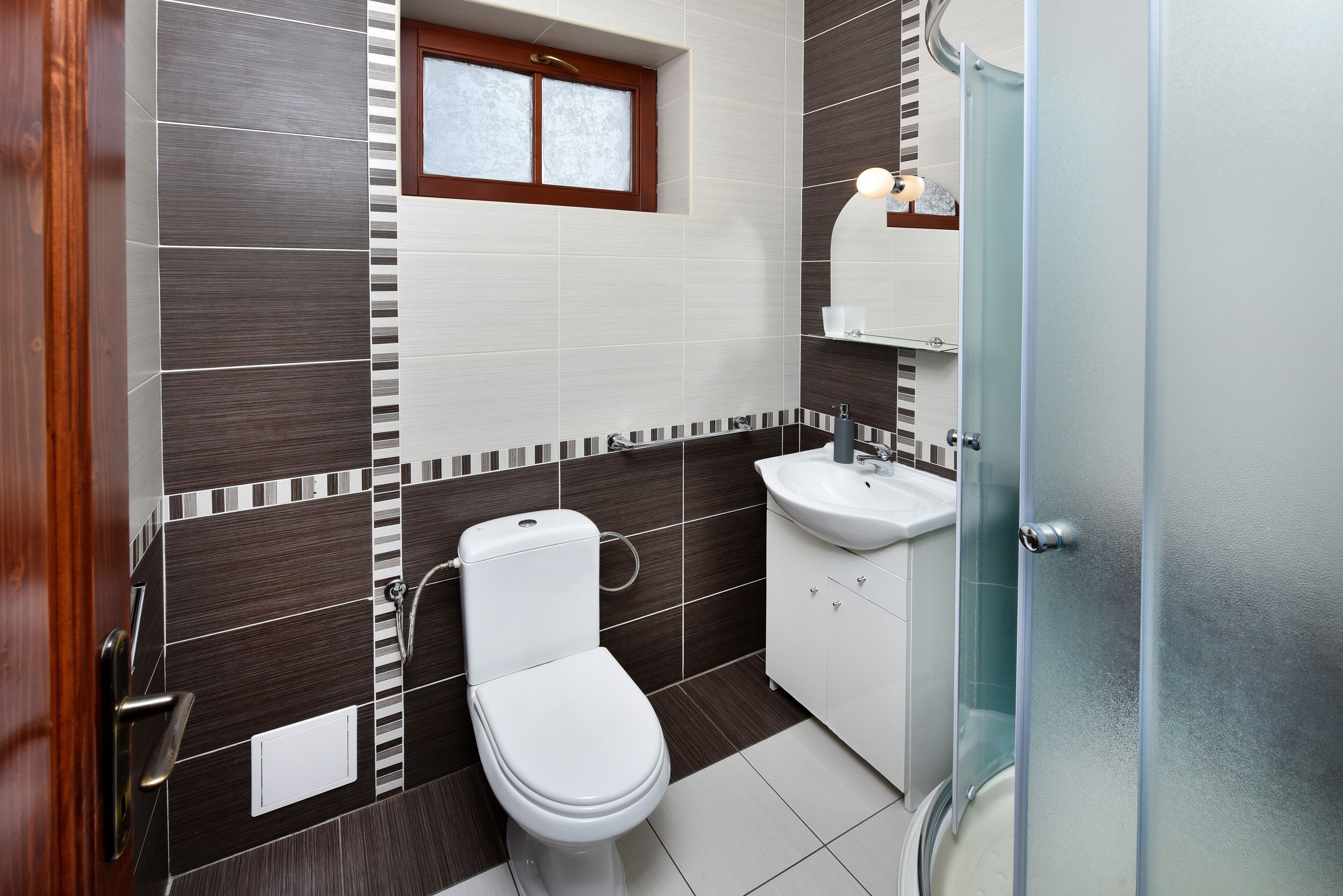 Driepersoonskamer | Badkamer | Gratis toiletartikelen, een haardroger, handdoeken