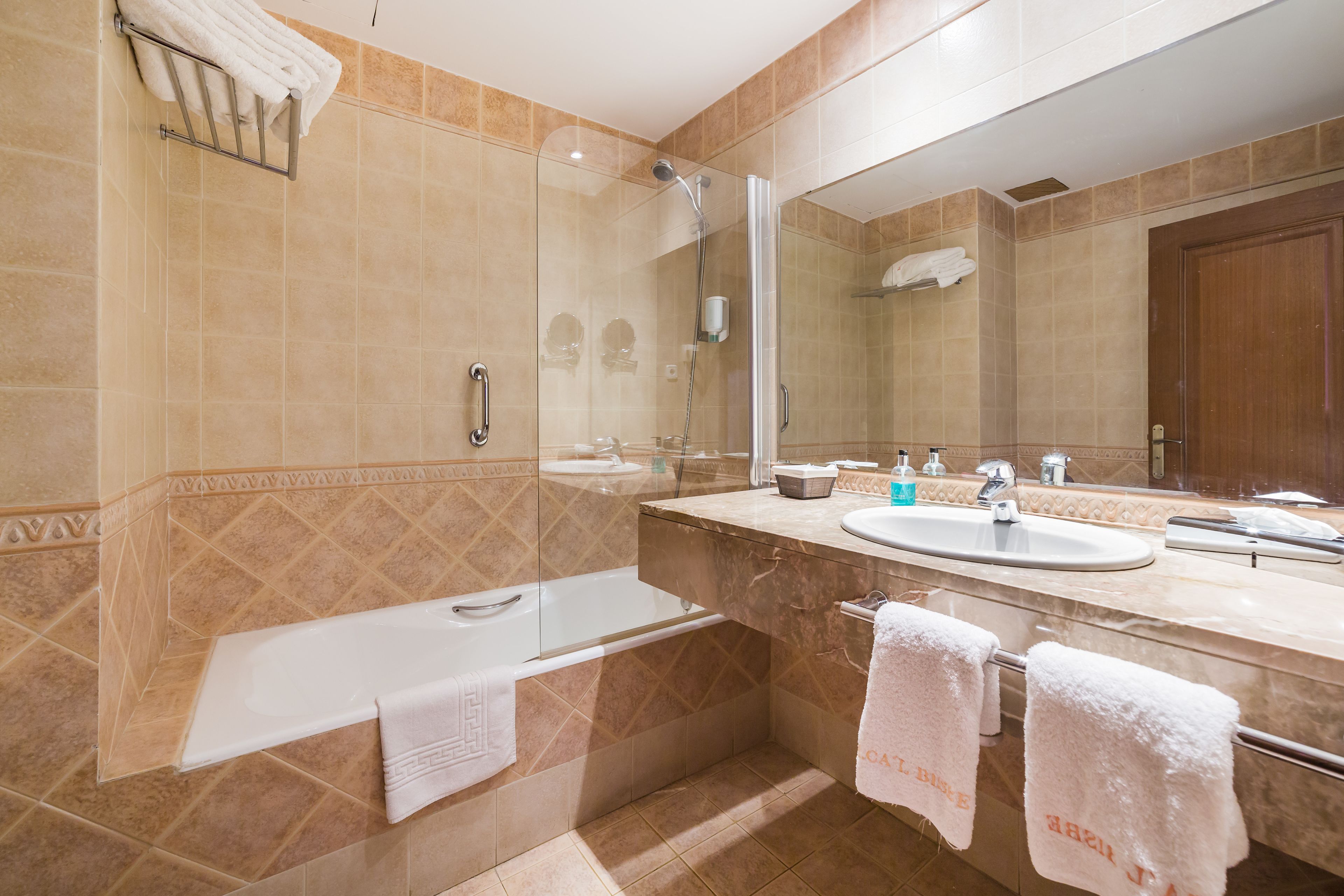 economy room, 1 king bed | bathroom | combined shower/bathtub, deep-soaking bathtub, free toiletries