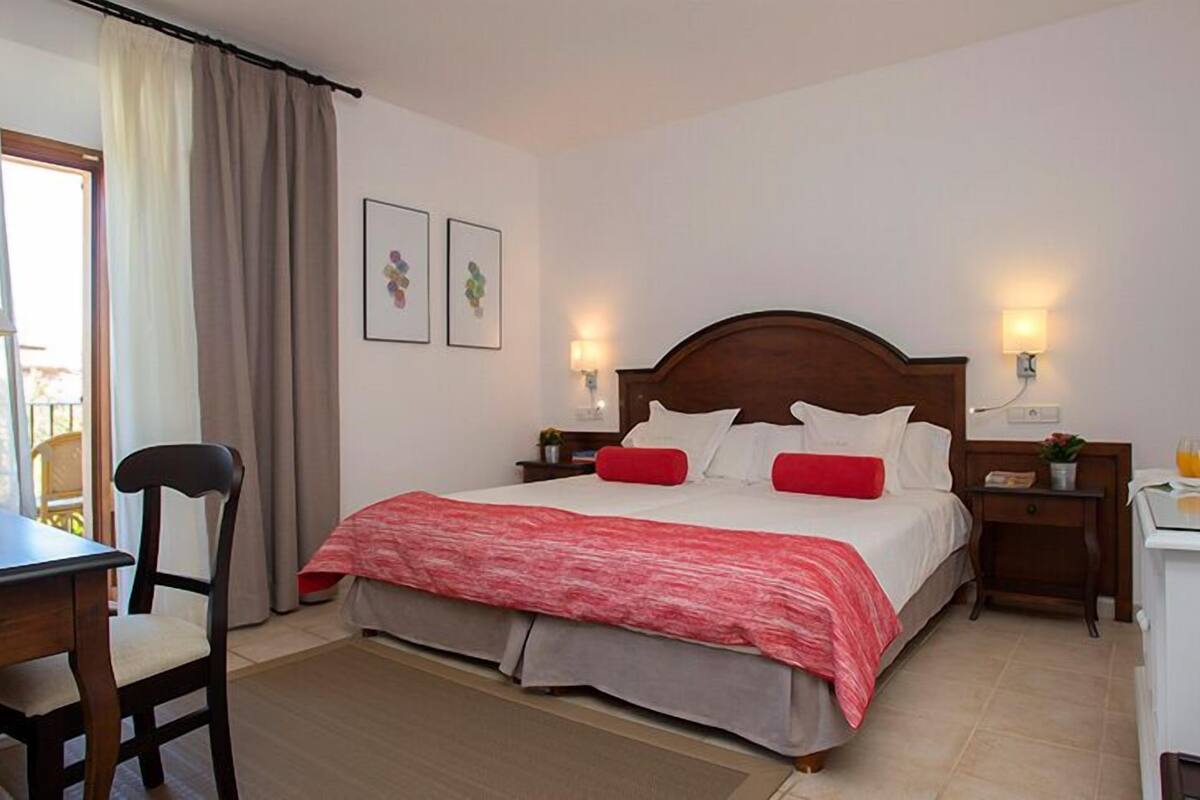 Double Room, 1 King Bed, Pool View