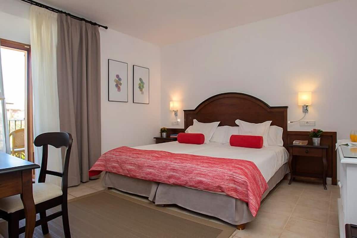 Tweepersoonskamer, 1 kingsize bed, uitzicht op zwembad | 1 slaapkamer, donzen dekbedden, een minibar, een kluis op de kamer