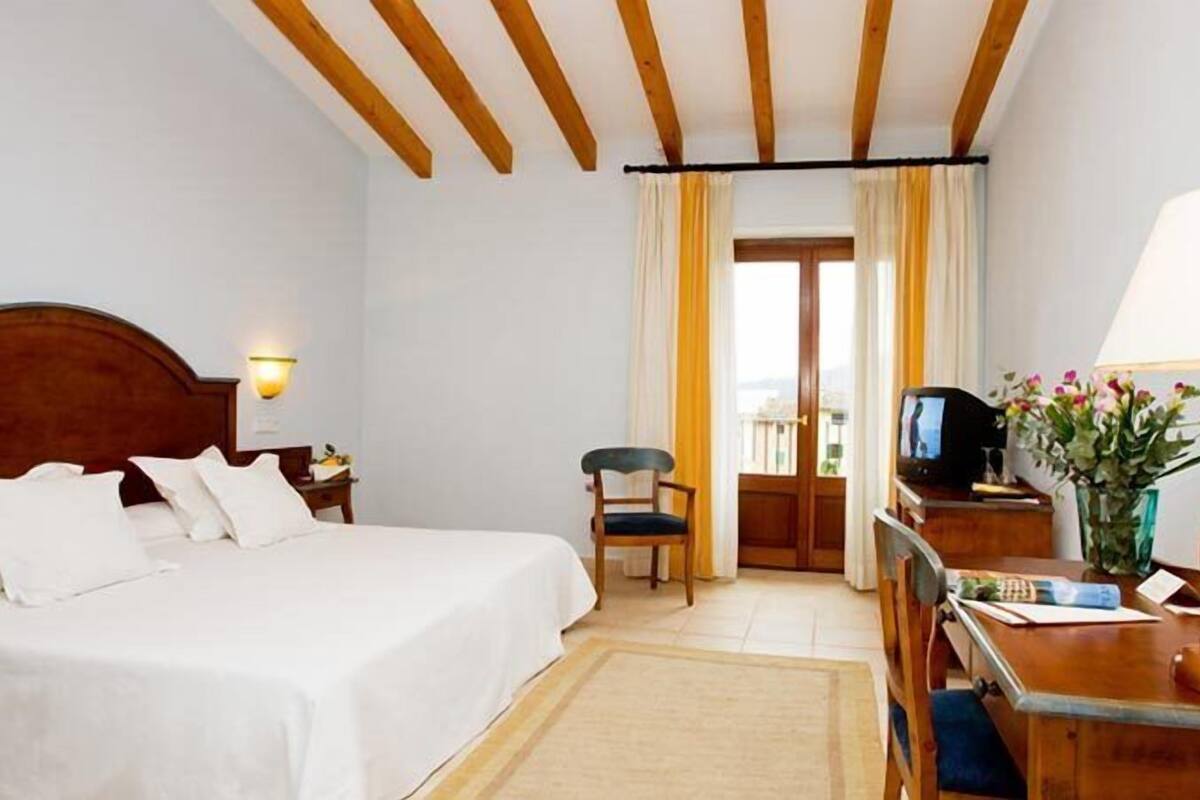 1 bedroom, down duvets, minibar, in-room safe