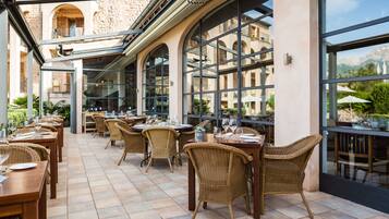 Se sirven comidas, cenas y cocina mediterránea