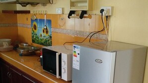Refrigerador con freezer, microondas, horno, placa de cocina