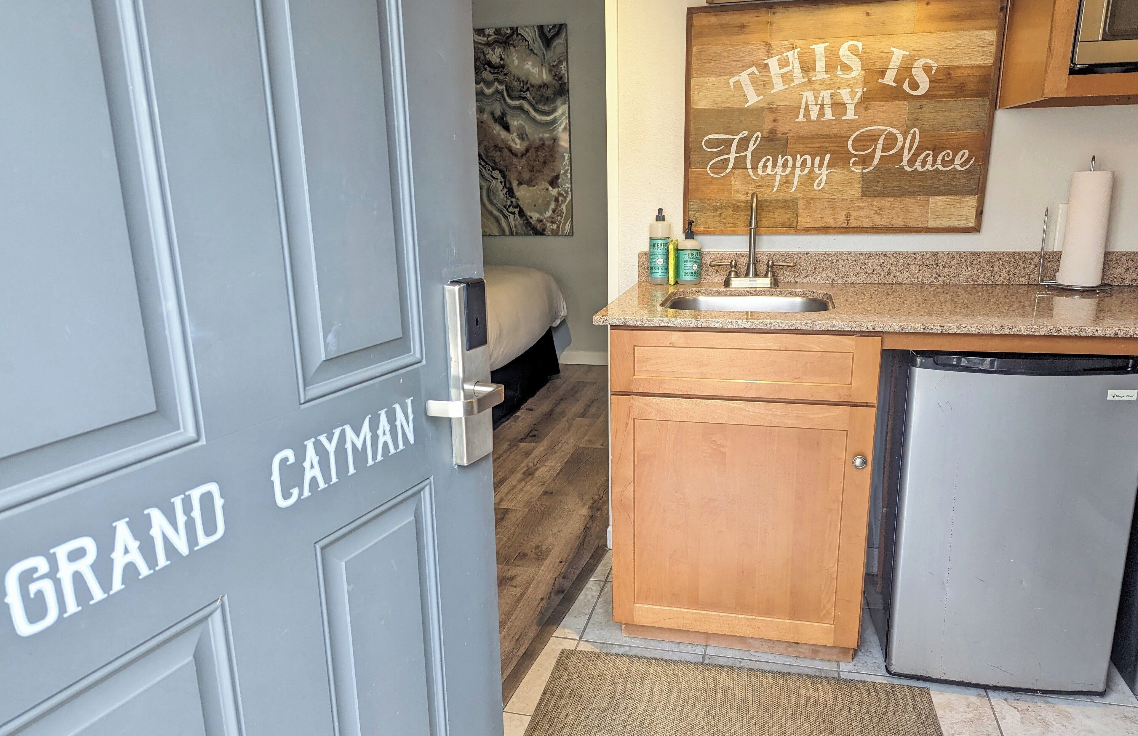 room (grand cayman) | property entrance