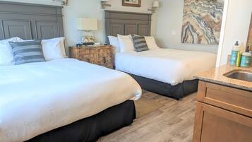 Chambre (Grand Cayman) | Draps italiens de Frette, literie de qualité, fer et planche à repasser