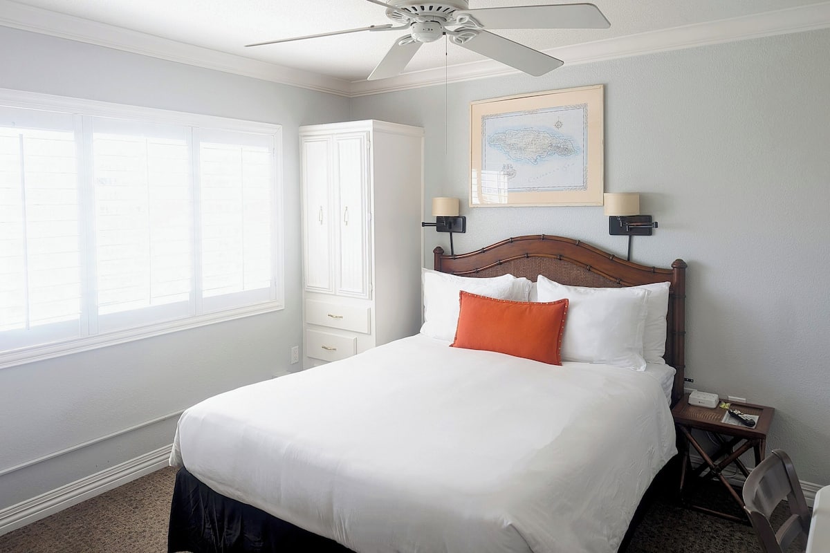 Room (Jamaica) | Frette Italian sheets, premium bedding, iron/ironing board, free WiFi