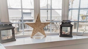 A star-shaped decoration on a windowsill with two lanterns beside it. - Capitola Hotel (Capitola)