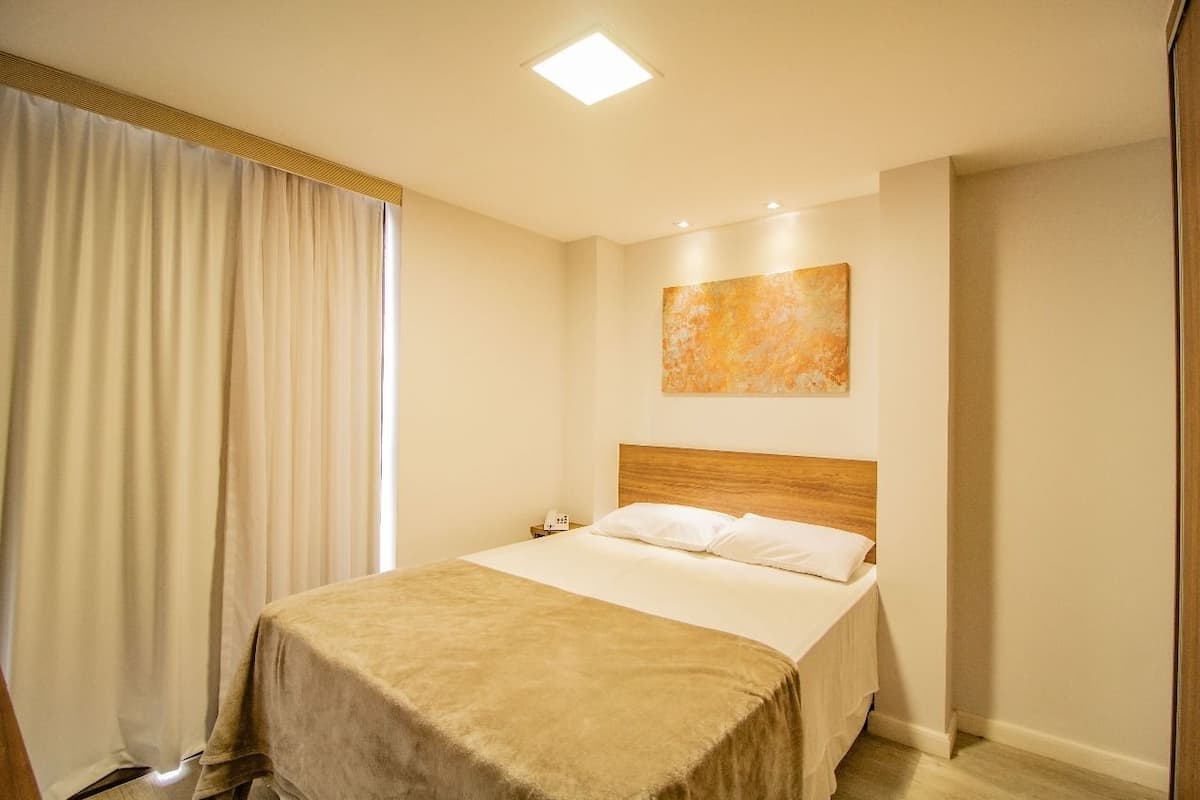 Caja de seguridad en la habitación, escritorio y cortinas blackout