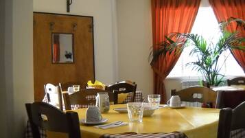 TĂ€gliches inbegriffenes FrĂŒhstĂŒcksbuffet