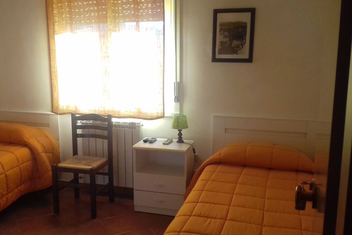 Bureau, rideaux occultants, chambres insonorisées