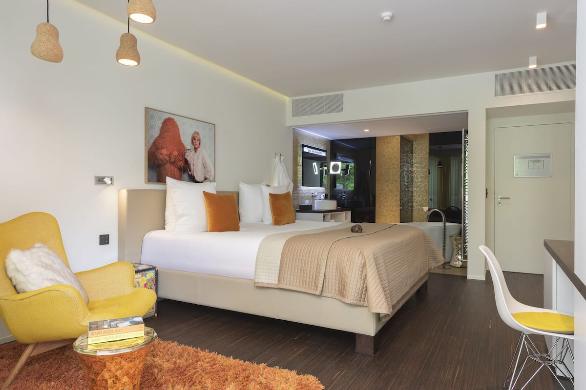 Suite, Balcony | Cadar kapas Mesir, bar mini, peti besi dalam bilik, meja