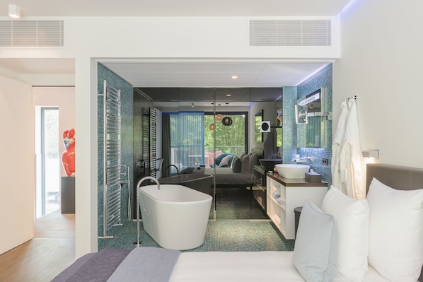 Phòng Suite, ban công | Bộ trải giường bằng vải cotton Ai Cập, minibar, két bảo mật tại phòng