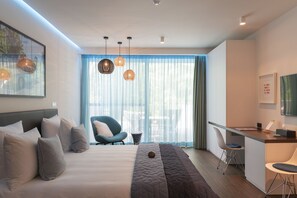 Suite, Balcony | Cadar kapas Mesir, bar mini, peti besi dalam bilik, meja