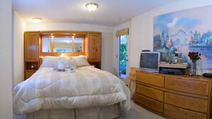 Deluxe House, 1 Queen Bed, Private Bathroom, Garden View | Iron/ironing board, WiFi (free), individually furnished - Her Castle Homestay B and B Inn (Cambria)