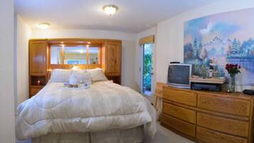 Deluxe House, 1 Queen Bed, Private Bathroom, Garden View | Individually furnished, iron/ironing board, free WiFi
