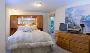 Casa luxo, 1 cama Queen, banheiro privativo, vista para o jardim | Individualmente mobiliados, ferros/tábuas de passar roupa