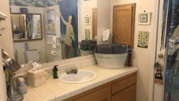 Deluxe House, 1 Katil Ratu (Queen), Private Bathroom, Garden View | Bilik Mandi | Gabungan pancuran/tab mandi, tab mandi rendaman dalam, jubah mandi