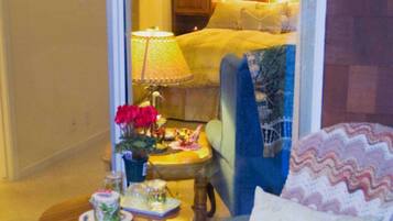 Deluxe House, 1 Queen Bed, Private Bathroom, Garden View | Terrace/patio