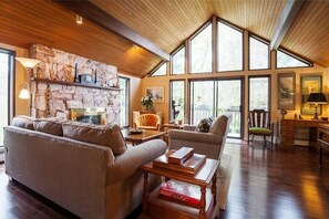 Lobby sitting area - Coles Bay Vacation Retreat (Sidney)