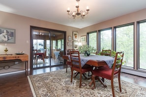 Dining - Coles Bay Vacation Retreat (Sidney)