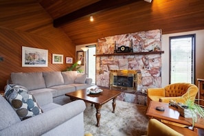 Lobby sitting area - Coles Bay Vacation Retreat (Sidney)
