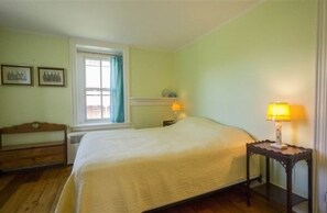Room (The Yellow Room) | Iron/ironing board, free WiFi
