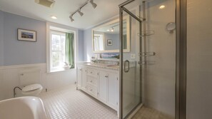 Room (The Yellow Room) | Bathroom | Towels