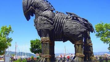 Una gran escultura de metal de un caballo en un entorno al aire libre.