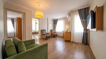 Habitació doble o amb dos llits individuals estàndard, balcó | Minibar, caixa forta a l'habitació, escriptori i bressols gratuïts