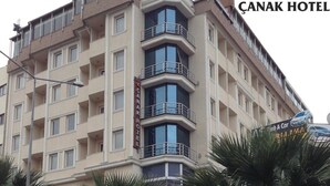 A multi-story hotel with balconies and a sign indicating it is a hotel. - Çanak Hotel (Çanakkale)