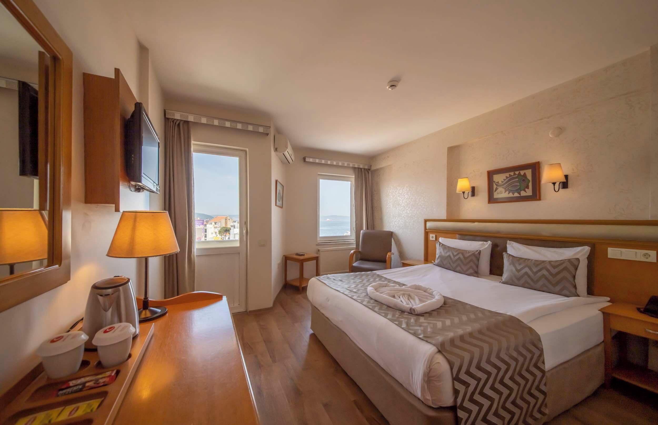 Minibar, caja de seguridad en la habitación y escritorio 