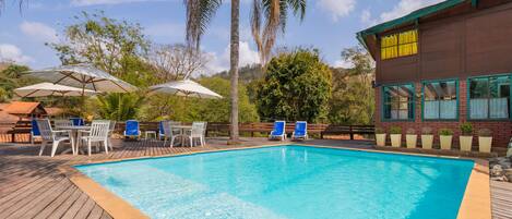 Piscina all'aperto, lettini