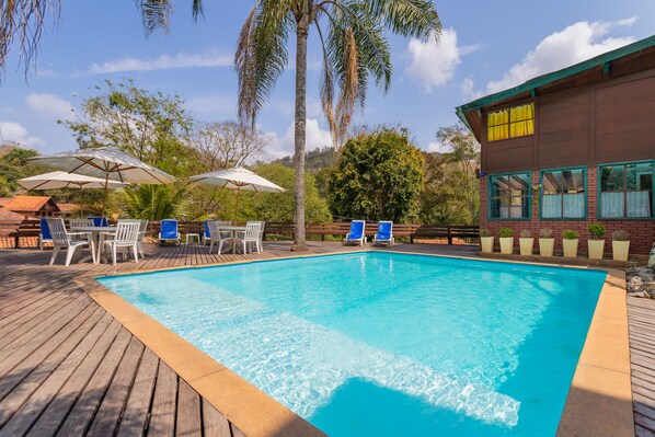 Piscine extérieure, chaises longues