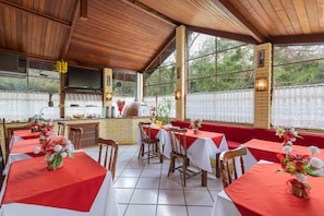Café da manhã com buffet grátis todos os dias