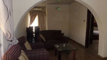 Habitación superior, 1 cama doble | Escritorio, espacio para trabajar con un portátil, ropa de cama